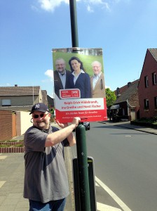 Aufhängen der Wahlplakate in Rosellerheide-Neuenbaum